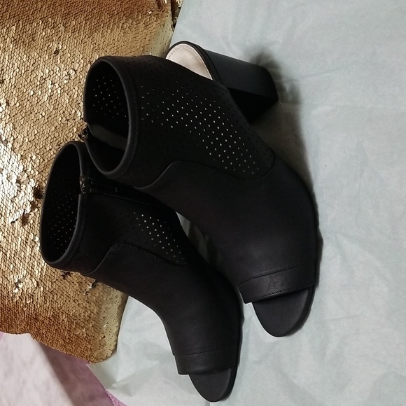 a.n.a A New Approach Laser Cutout Black Peep Toe Ankle Booties size 10 - Picture 2 of 6